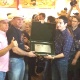 Astro da música country, Garth Brooks recebe, no Hospital do Câncer, a chave da cidade de Barretos das mãos do prefeito, Guilherme Henrique de Ávila - Jotabê Medeiros