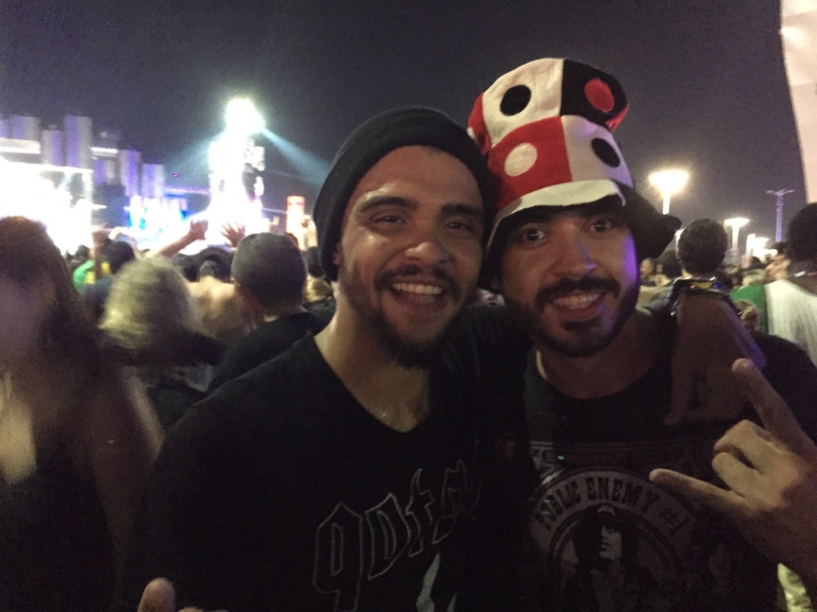 24.set.2015 - Os amigos Samuel Trotta, 28, Carlos Eduardo, 25, que costumam juntos participar de rodas de pogo nos shows que frequenta - Felipe Branco Cruz/UOL