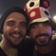24.set.2015 - Os amigos Samuel Trotta, 28, Carlos Eduardo, 25, que costumam juntos participar de rodas de pogo nos shows que frequenta - Felipe Branco Cruz/UOL