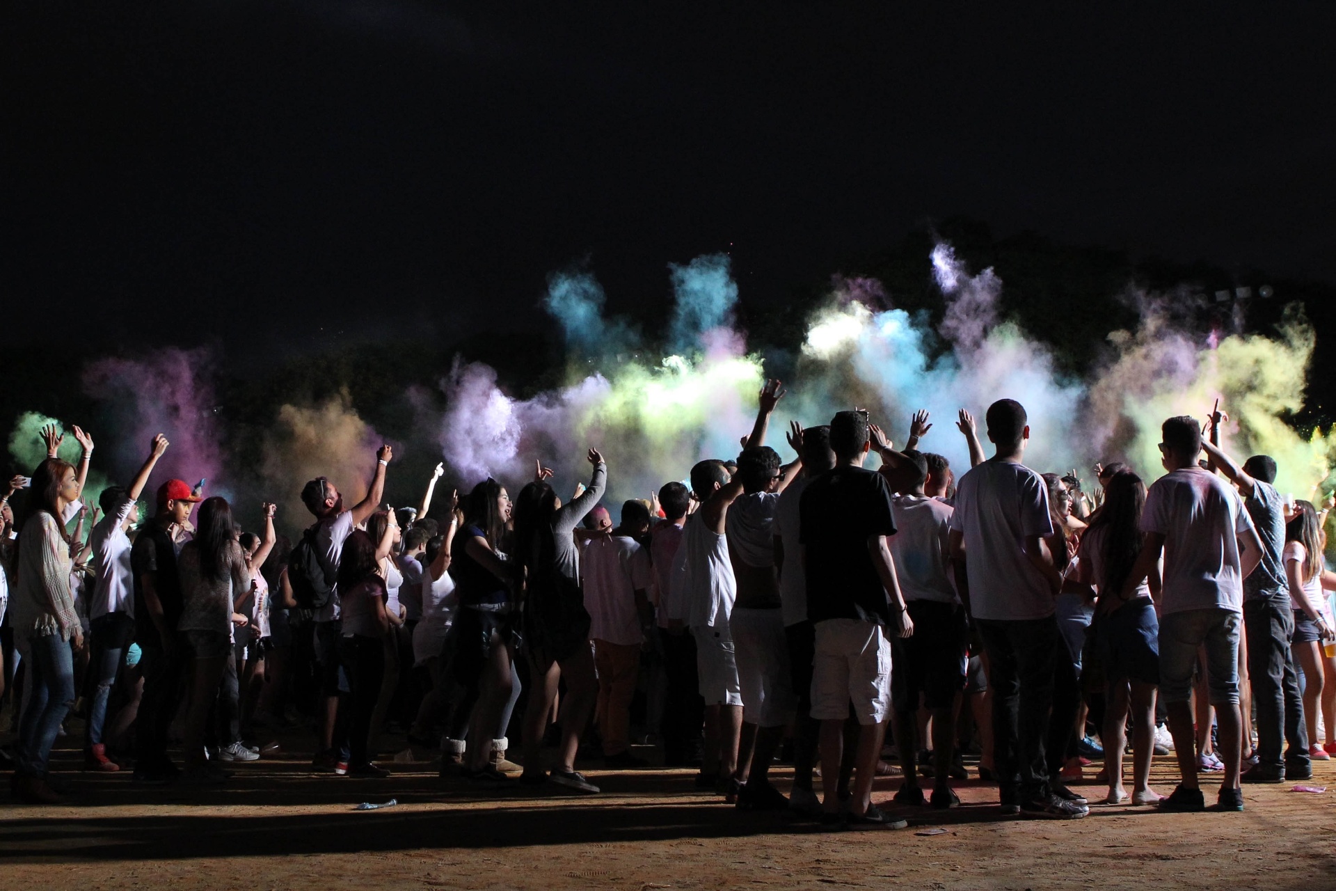 4.out.2015 - Festival Holi Color Brasil atrai muitos jovens na Arena Relâmpago, no Estádio da Portuguesa ? Canindé, em São Paulo, neste domingo - Junior Lago/UOL