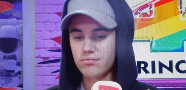 Justin Bieber dá uma bufada em programa de rádio na Espanha antes de abandonar a entrevista - Reprodução/YouTube