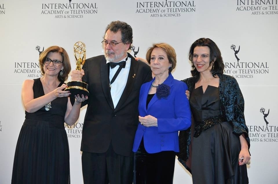23.nov.2015 - Ana Luiza Azevedo, Jorge Furtado, Fernanda Montenegro e Nora Goulart recebem o prêmio Emmy Internacional pela comédia "Doce de mãe" - Andrew Kelly /Reuters
