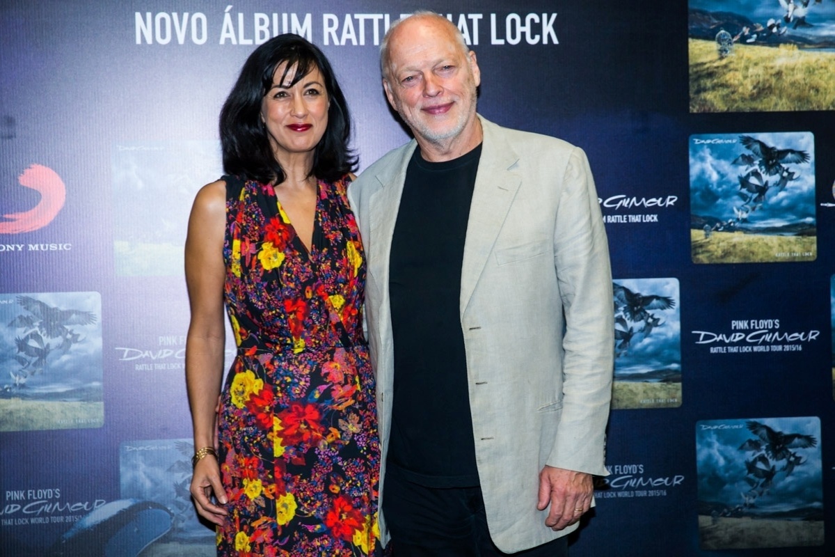10.dez.2015 - David Gilmour posa ao lado da mulher, a jornalista e escritora Polly Samsom, durante coletiva de imprensa em São Paulo. Ela é compositora de muitas das canções de Gilmour - Manuela Scarpa/Brazil News