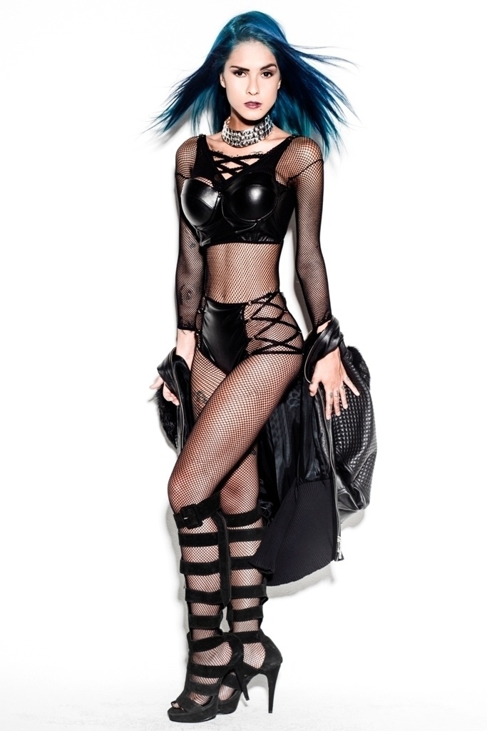 Tati Zaqui, que colocou silicone nos seios recentemente, fez um ensaio sensual para comemorar os 35 milhões de views no Youtube da música "Água na Boca" - Cadu Assalin/Divulgação