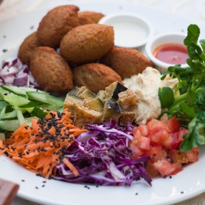 A chef Vaneska Berçani, do Velho Oriente, oferece ao público seu Falafel - Divulgação - Divulgação