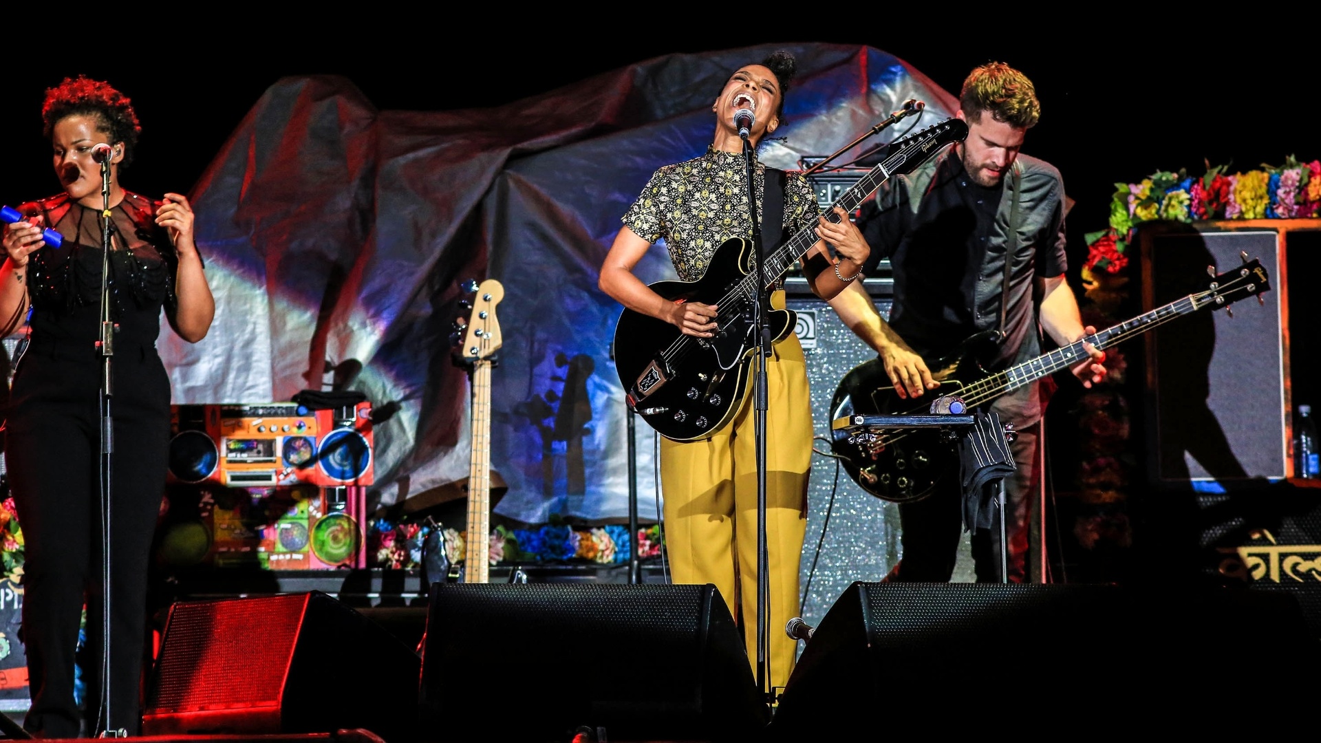 10.abr.2016 - A britânica Lianne La Havas abre o show da banda Coldplay no Maracanã, no Rio de Janeiro - Marco Antonio Teixeira/ UOL