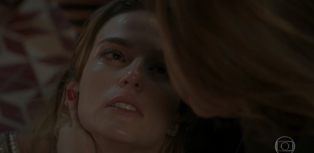 Sofia morre nos braços da mãe em "Totalmente Demais" - Reprodução/TV Globo