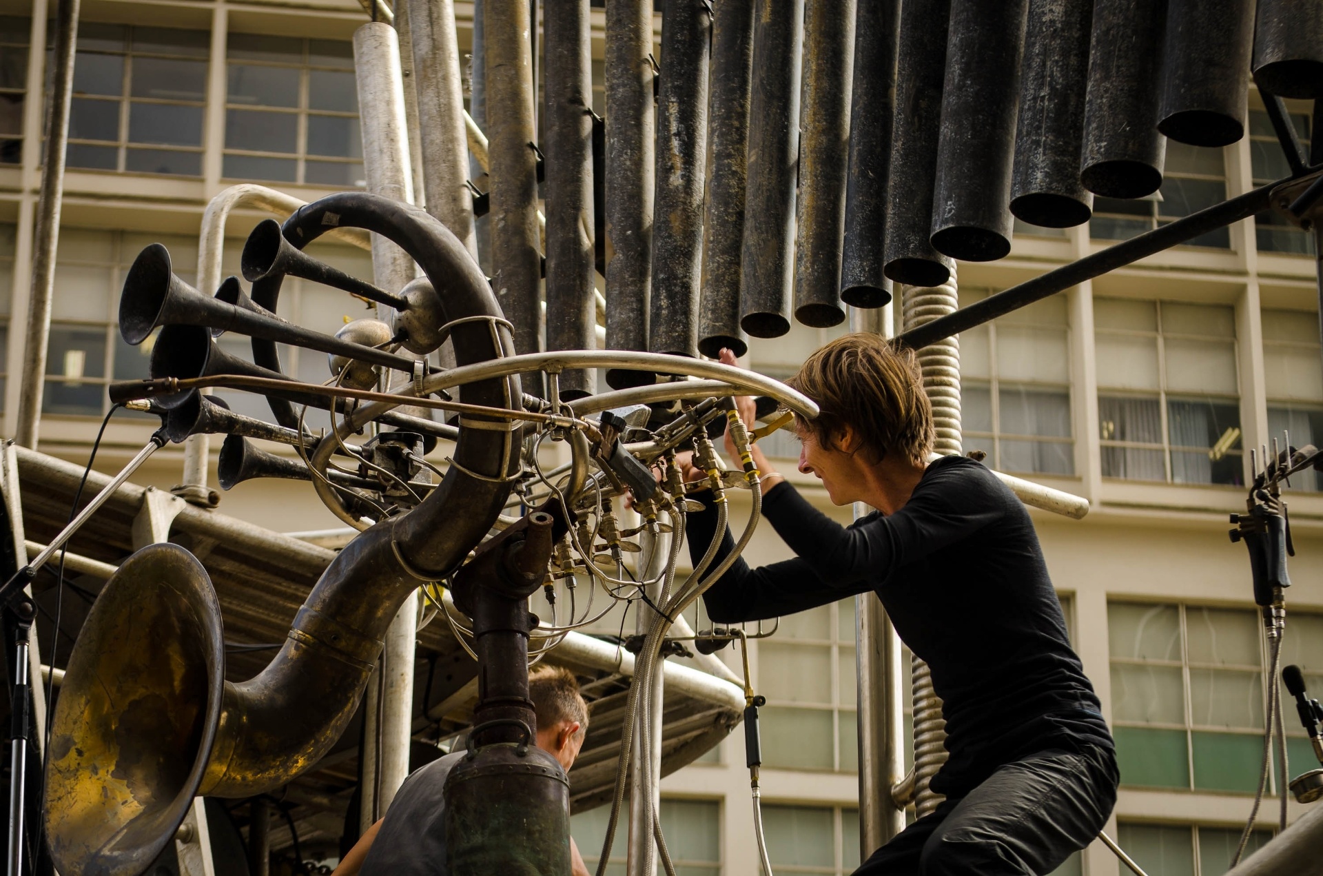 20.mai.2016 - Ensaio do grupo Pyrophone Juggernaut, no Vale do Anhangabaú, em São Paulo (SP), nesta sexta-feira (20). O instrumento é o maior órgão de fogo multi-oitavado do mundo e tem 10 metros de altura. O grupo se apresenta no palco dos Musicais durante a Virada Cultural 2016 - Rogério Cavalheiro/Futura Press