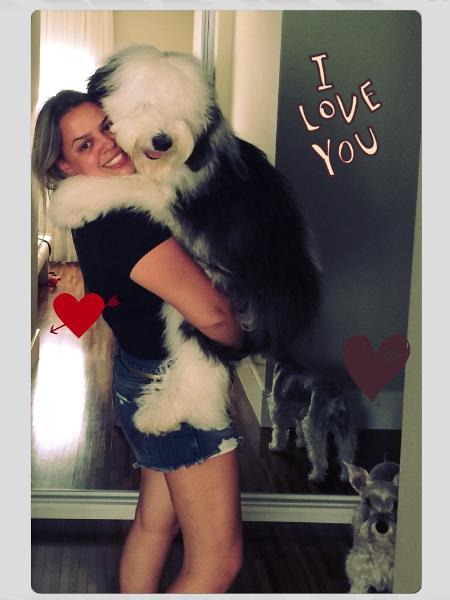 A educadora física Flavia Kroschinsky posa com a cachorrinha Kiky - Arquivo pessoal - Arquivo pessoal