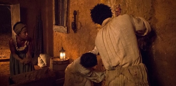 Com a ajuda de Blandina (Mariana Nunes) e Saviano (David Junior), Dionísia (Maitê Proença) empareda o marido em "Liberdade, Liberdade" - Reprodução/GShow - Reprodução/GShow