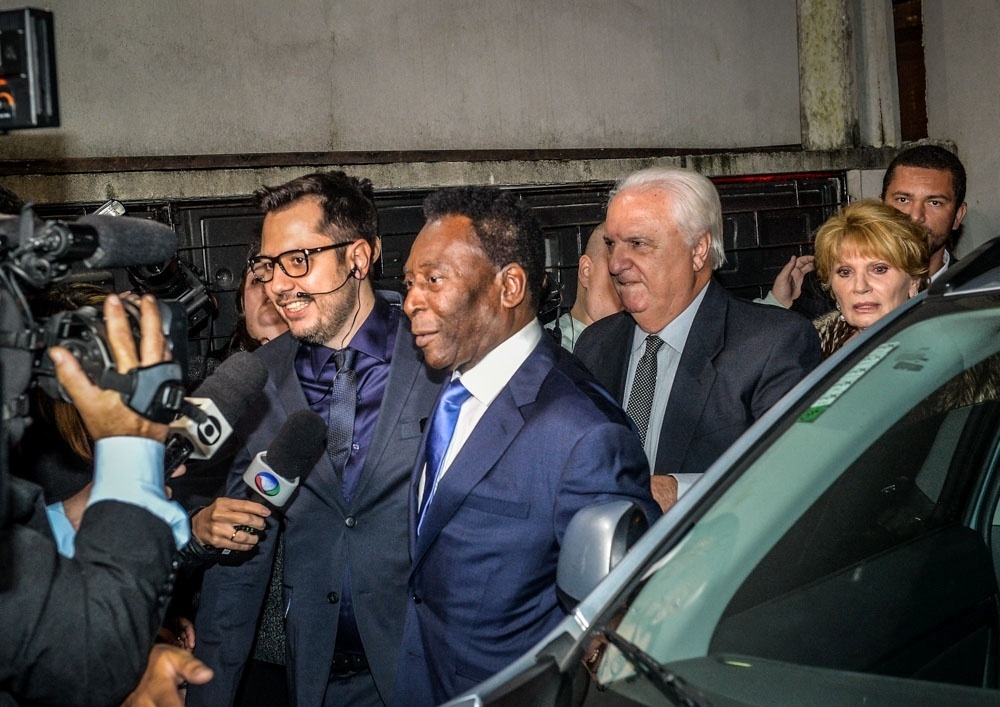 9.jul.2016 - Pelé é assediado pela imprensa ao chegar no local - Manuela Scarpa e Marcos Ribas/Brazil News
