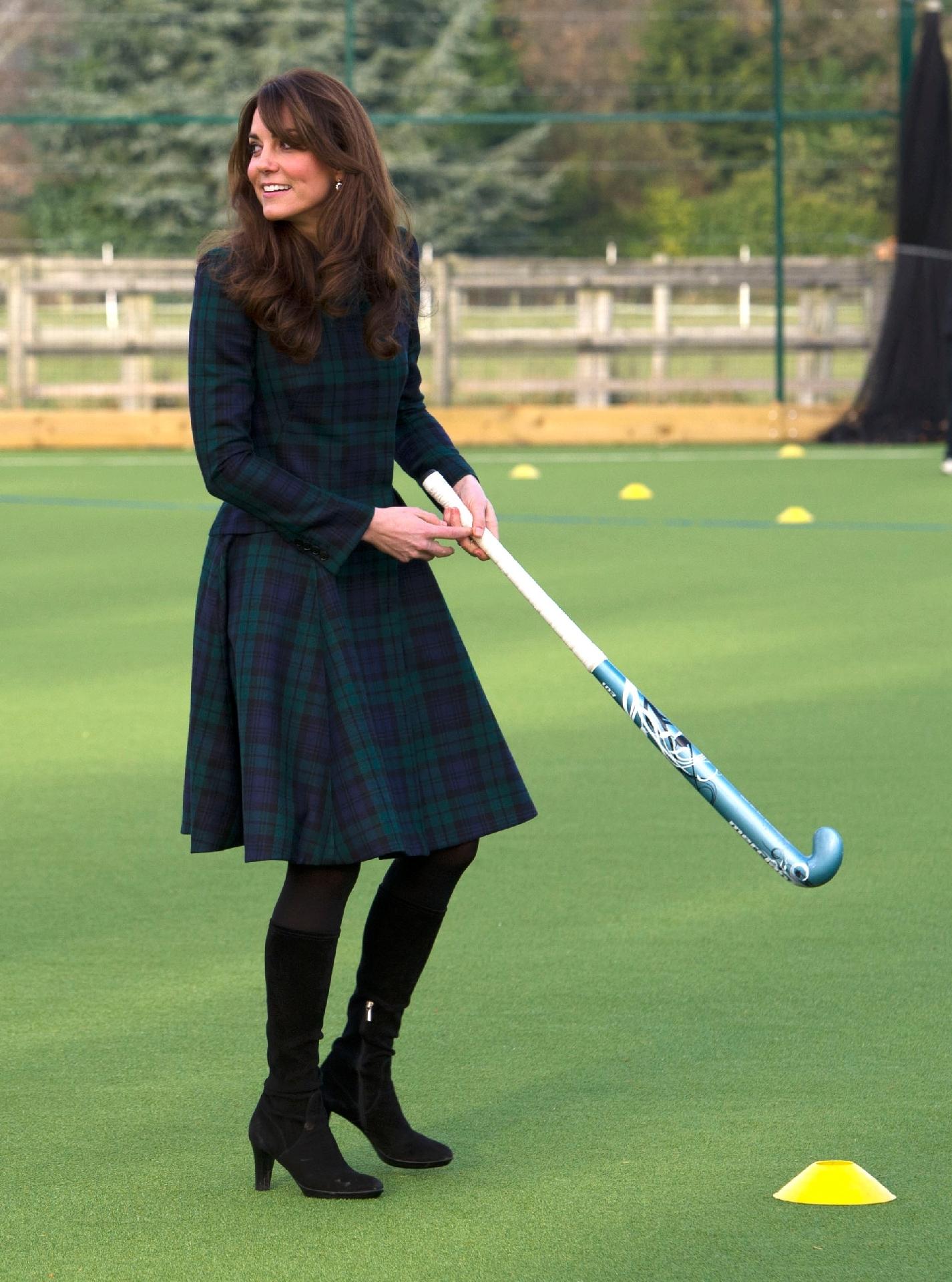 Kate Middleton jogando hóquei de grama em St. Andrew's School, em 2012 - Getty Images