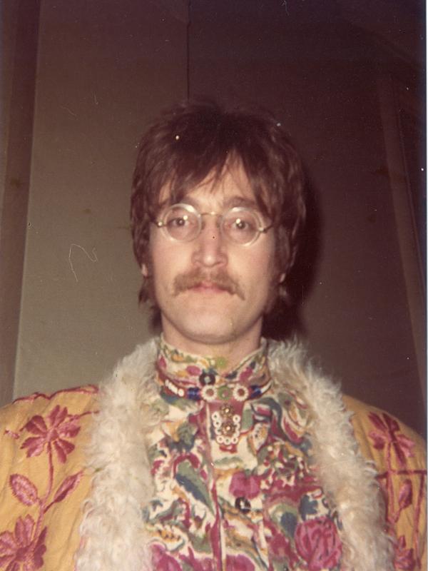 John Lennon encara a câmera de Lizzy Bravo durante as gravações de "Sgt. Peppers" em 1967