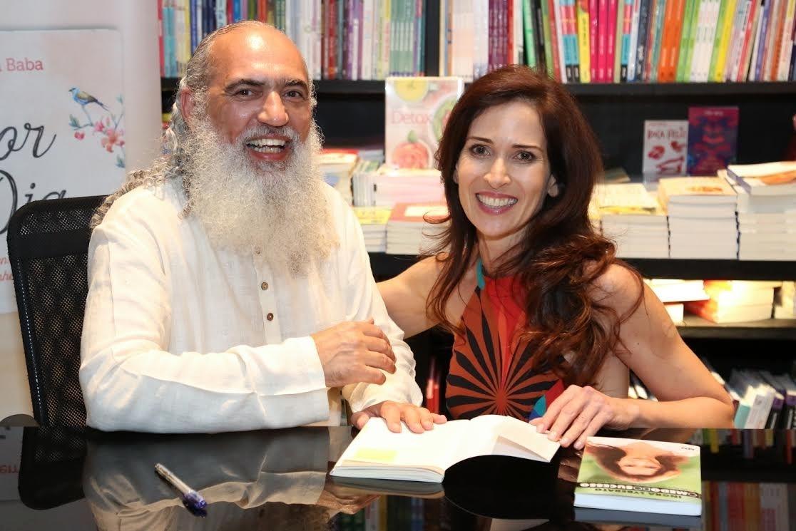 6.dez.2016 - Ingra Liberato posa para fotos com Sri Prem Baba no lançamento do livro do mestre espiritual Sri Prem Baba. O evento foi realizado em uma livraria no Leblon, Zona Sul do Rio - Roberto Filho /Brazil News