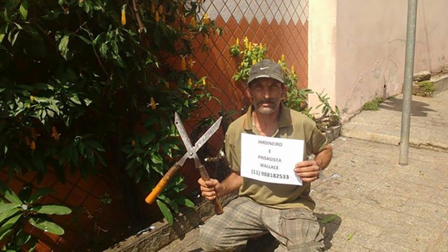 O jardineiro Wallace Sinhorelli, que pagou curso de paisagismo recolhendo papelão e latinhas - Reprodução/Facebook