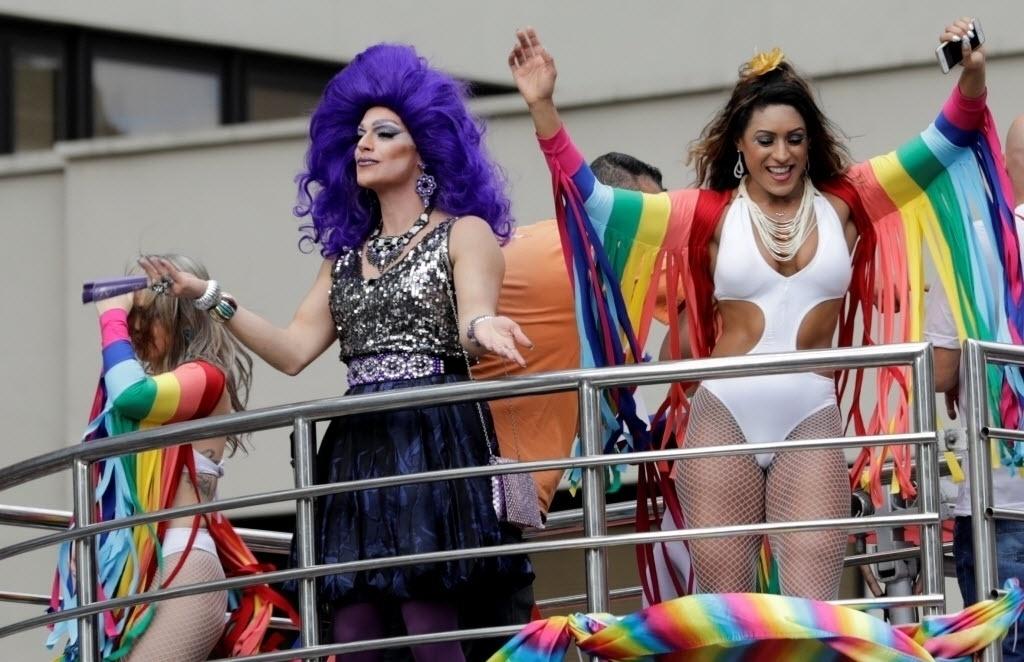 Meia arrastão, maiôs cavados, cabelão, carão e muita cor: a receita de sucesso para arrasar no look na Parada LGBT - Paulo Whitaker/Reuters
