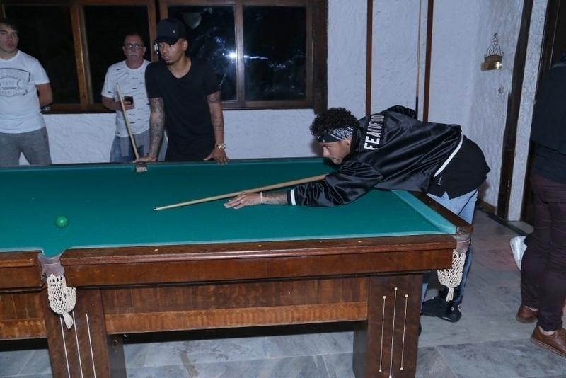 Neymar passou boa parte da festa no salão de jogos, onde jogou sinuca contra Luciano Huck e Gabriel Jesus. Sossegado, ele evitou circular pela festa - AgNews/Anderson Borde