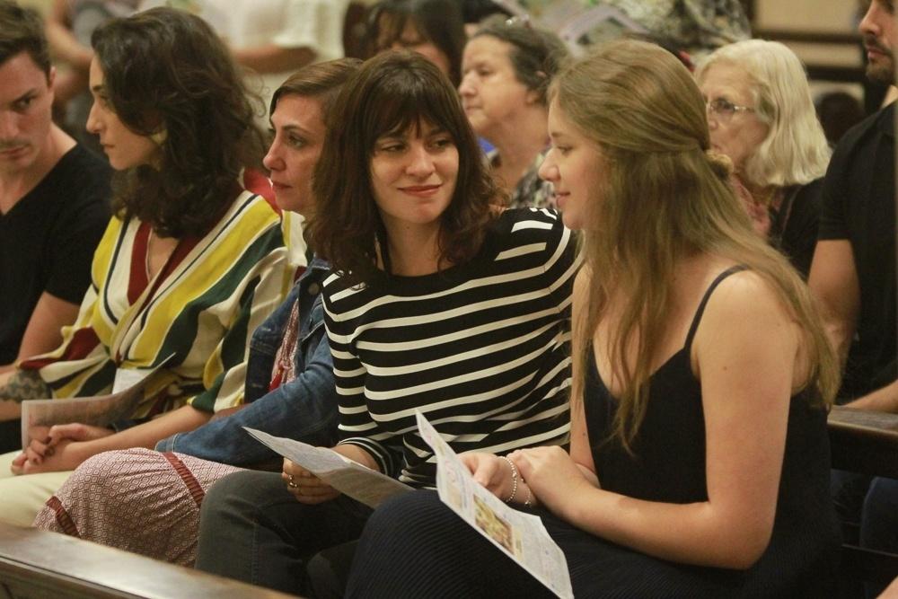 Filhos de Marcelo Rezende choram em missa de sétimo dia do jornalista, nesta sexta-feira (22), em São Paulo - Amauri Nehn/Brazil News