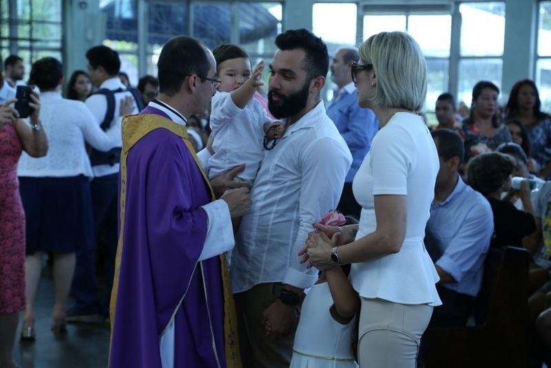 Antonia Fontenelle e Jonathan Costa se reuniram para batizado do filho neste domingo (3). A cerimônia aconteceu na Paroquia São José da Lagoa, zona sul do Rio de Janeiro - Anderson Borde/AgNews