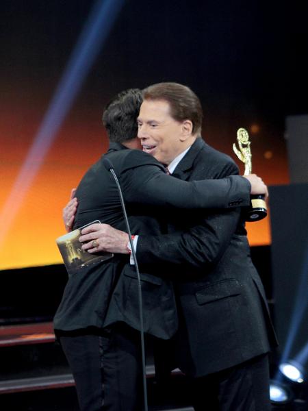 Wesley Safadão pede abraço a Silvio Santos após receber uma estatueta do Troféu Imprensa e duas do Troféu Internet - Lourival Ribeiro/SBT - Lourival Ribeiro/SBT
