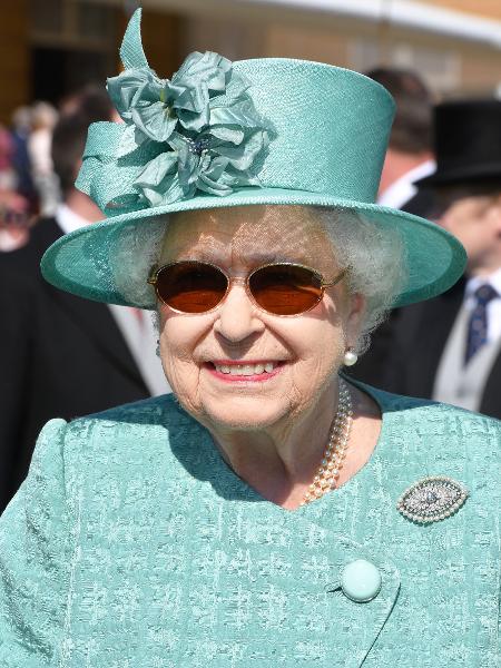 A rainha Elizabeth durante evento nos jardins do palácio de Buckingham em 15 de maio - Getty Images