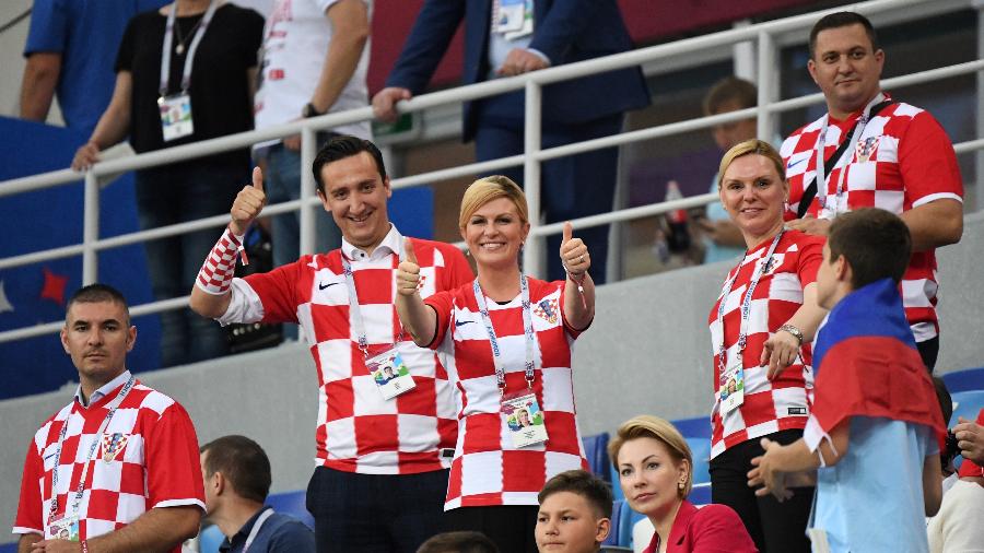 A presidente da Croácia, Kolinda Grabar-Kitarovic, no meio da torcida em partida das quartas de final na Copa da Rússia - AFP