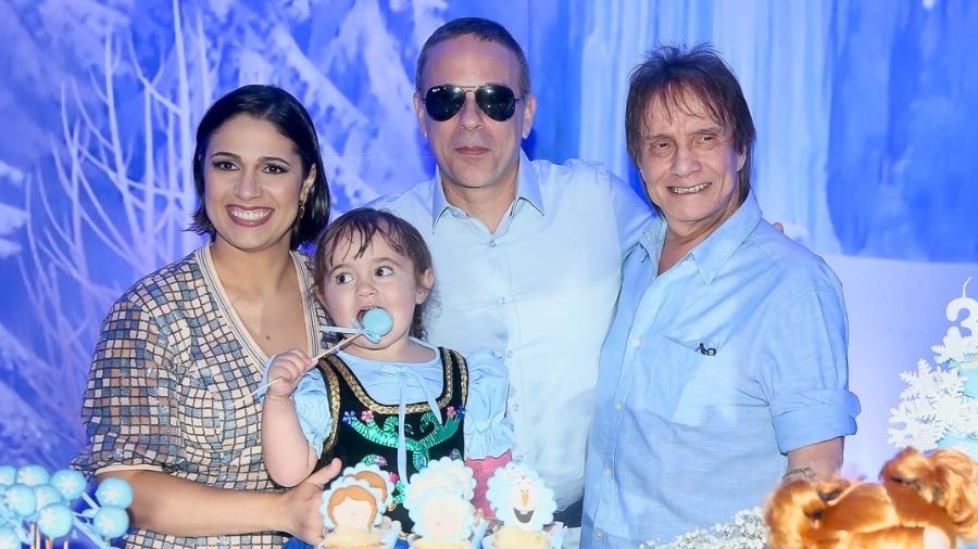 Roberto Carlos posa com a netinha Laura, o filho Dudu Braga e a nora Valeska Sostenes - Manuela Scarpa/Brazil News