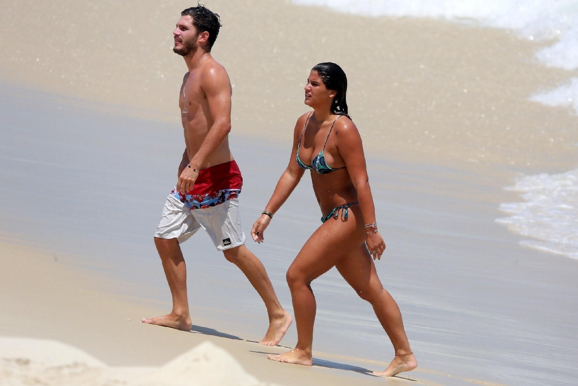 Giulia Costa curte praia com o DJ e produtor musical Philippe Correia - Dilson Silva / AgNews