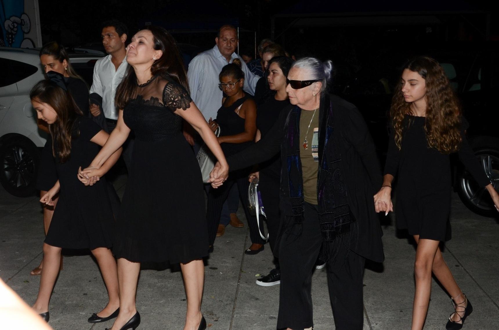 Mulher, filhas e mãe chegam ao velório de Boechat - Eduardo Martins  / AgNews