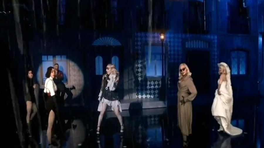 Madonna (ao centro, de tapa-olho) interage com hologramas dela mesma no palco do Billboard Music Awards - Reprodução/Twitter