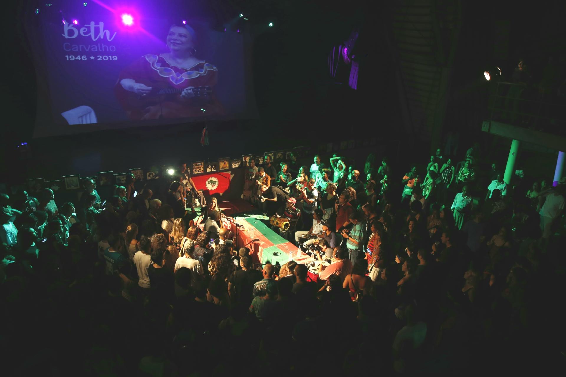 Em vez de missa, Beth Carvalho ganha samba de 7º dia no Circo Voador, no Rio - Júlio César Guimarães/UOL