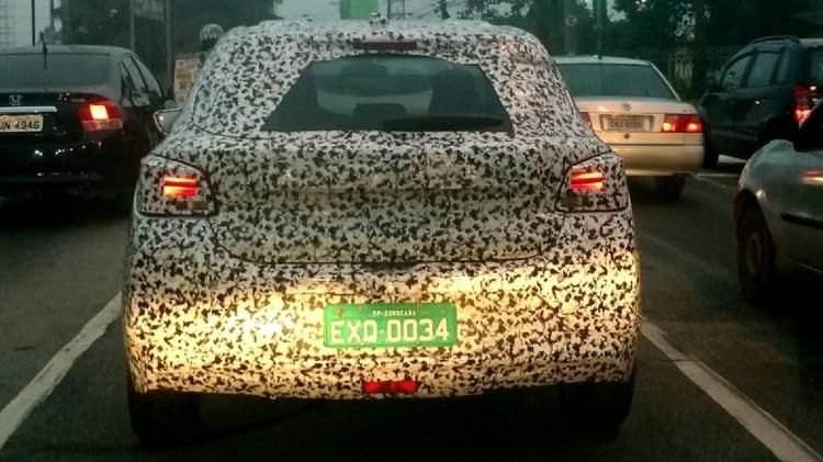 Carro da Chevrolet | Novo Onix é flagrado com pouca camuflagem meses antes da estreia