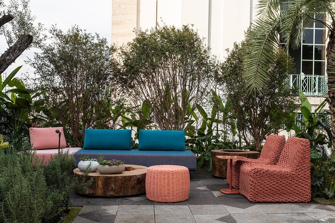 No Jardim dos Chefs, em que Catê Poli e João Jadão homenageiam os chefs Jefferson e Janaína Rueda, a natureza emoldura as áreas de estar propícias para o descanso. Rosa e azul, presente nos móveis de corda náutica (Tidelli), engrandecem a paleta natural do espaço - Imagem: Evelyn Müller |Divulgação