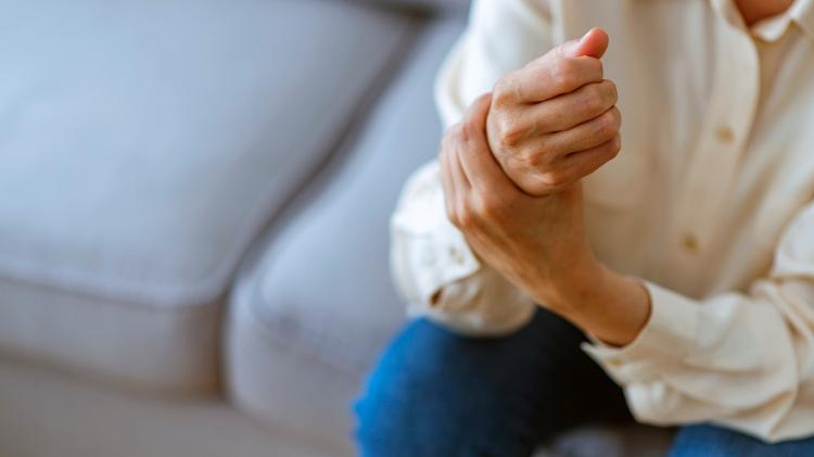 artrite reumatoide, mãos - iStock - iStock