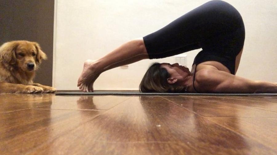 Giuliana Morrone praticando ioga, na postura do arado - Reprodução/ Instagram