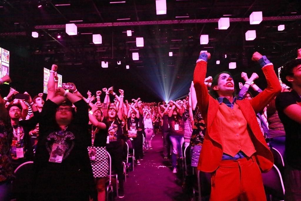 Gal Gadot retribui carinho do público em sua participação na CCXP - Iwi Onodera/UOL