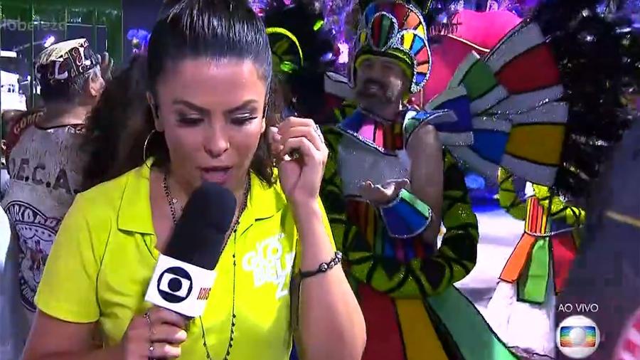 A repórter da Globo Bruna Vieira perde o brinco durante a transmissão do Carnaval de São Paulo - Reprodução/TV Globo