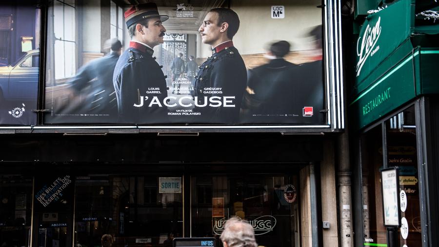 Pôster do filme J"acusse, de Roman Polanski, em um cinema de Paris; obra lidera número de indicações na premiação (12) - Martin Bureau/AFP