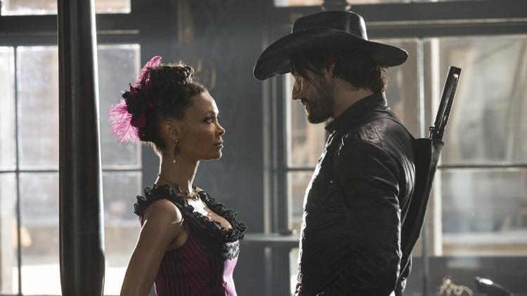 Thandie Newton e Rodrigo Santoro em cena de 'Westworld' - Divulgação - Divulgação