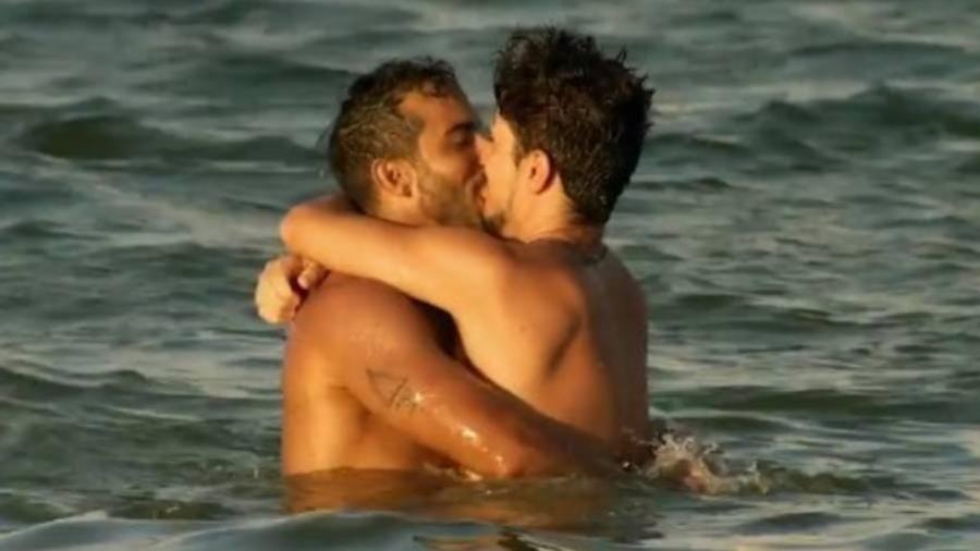 Jarlles e Rafa se beijam no mar no quarto episódio do "De Férias" - Reprodução/MTV