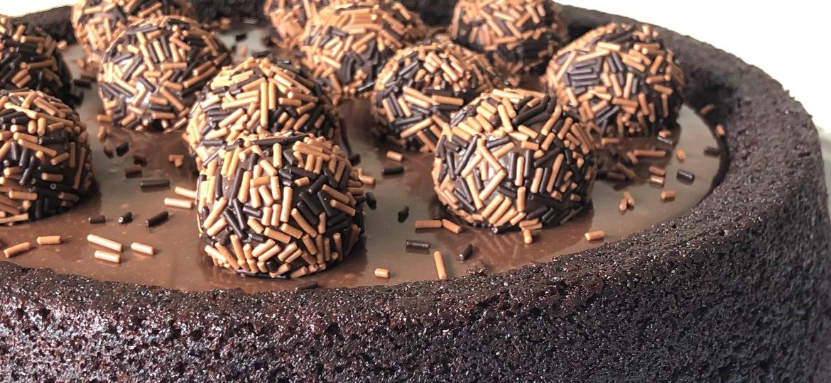 Bolo piscina de chocolate com brigadeiro é uma das opções desta receita de dar água na boca - Divulgação