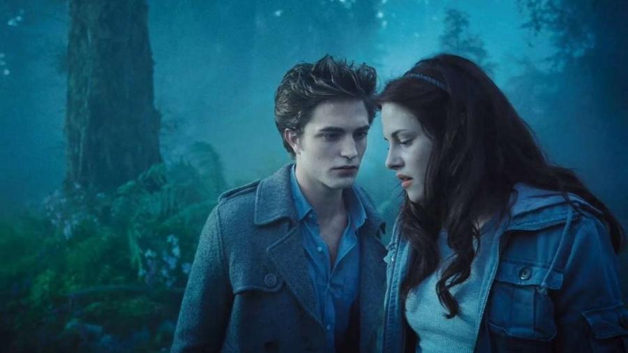 Edward (Robert Pattinson) e Bella (Kristen Stewart) no primeiro filme de "Crepúsculo" - reprodução/Twilight/Summit Entertainment