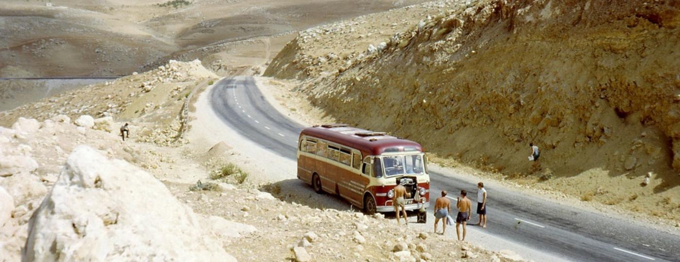 Nos tempos da "Trilha Hippie", quando jovens aventureiros iam de ônibus ou carona à Índia: ônibus quebrado na Jordânia, em 1966.  - Reprodução