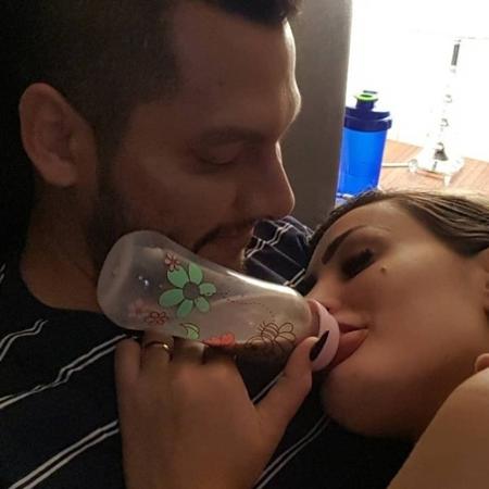 Andressa Urach toma mamadeira no colo do marido - Reprodução/Instagram@andressaurach