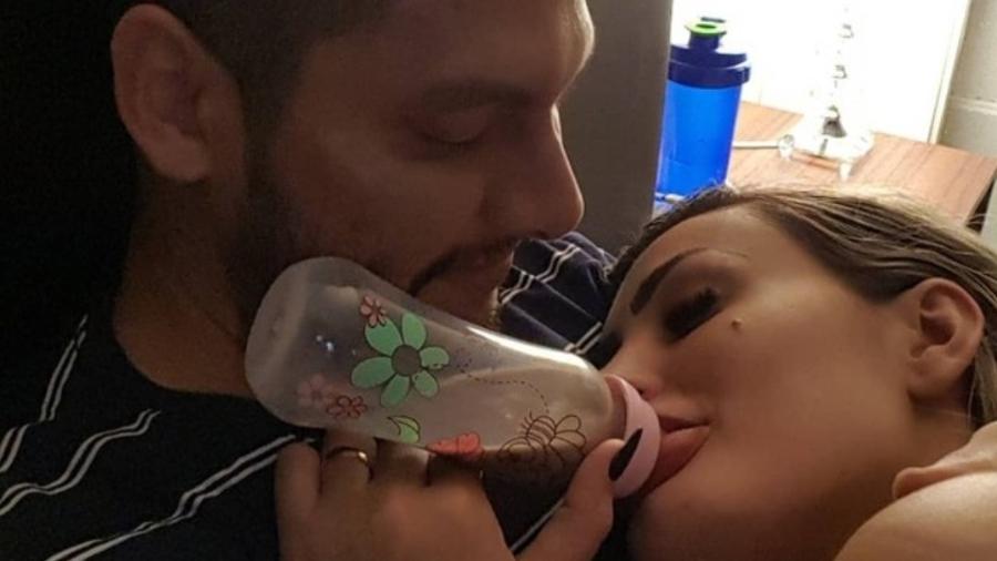 Andressa Urach toma mamadeira no colo do marido - Reprodução/Instagram@andressaurach