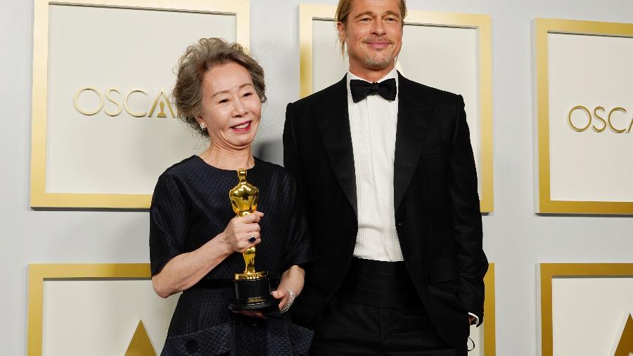 Youn Yuh-jung e Brad Pitt nos bastidores do Oscar, em Los Angeles (EUA) - Getty Images