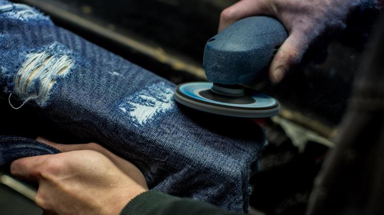 Do workwear ao street style, resistência do material jeans, junto aos rebites, é um pilar para o seu uso ter se tornado popular ao longo dos anos Do workwear ao street style, resistência do material jeans, junto aos rebites, é um pilar para o seu uso ter se tornado popular ao longo dos anos
