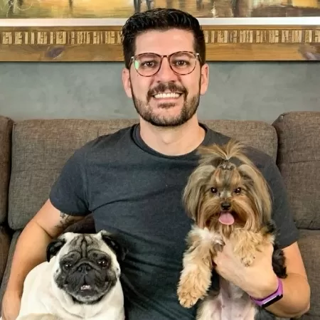 João Geraldo Netto com seus dois pets de estimação - Arquivo pessoal - Arquivo pessoal