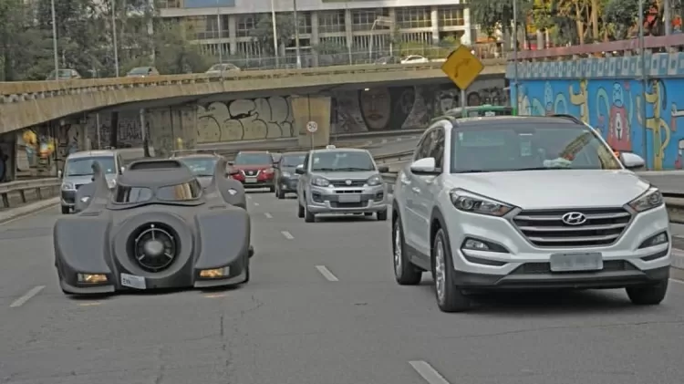 Batmóvel brasileiro durante passeio em 2019 nos arredores da Avenida Paulista; carro é licenciado em SP - Arquivo pessoal - Arquivo pessoal