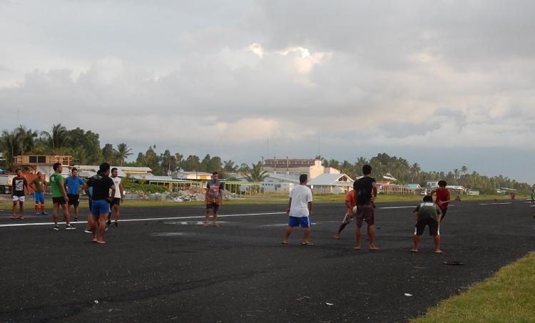 Locais jogam rugbi na pista do aeroporto de Tuvalu, diante de um território reduzido e pouco visitado Locais jogam rugbi na pista do aeroporto de Tuvalu, diante de um território reduzido e pouco visitado